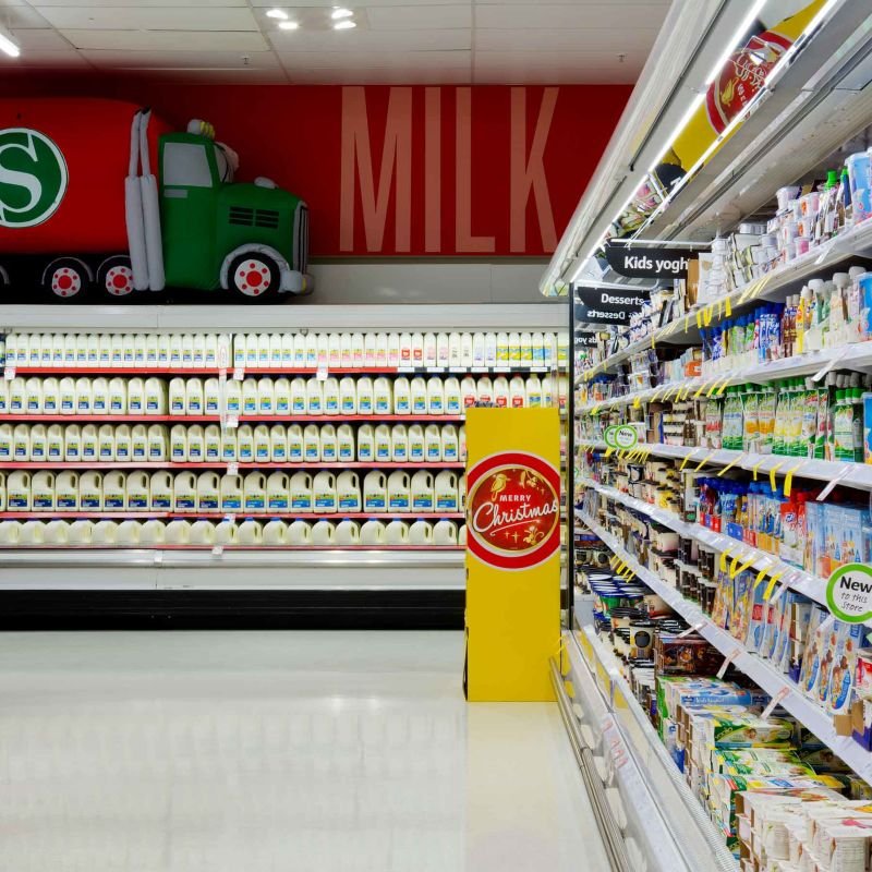 Existe diferença entre prateleiras de madeira e prateleiras de metal em supermercados
