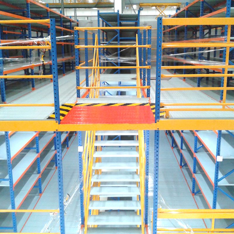 Que tipos de prateleiras são usadas em um pequeno armazém com espaço limitado?